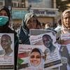 Des femmes à Khartoum brandissent les photos d'êtres chers qui sont morts lors de manifestations au Soudan.