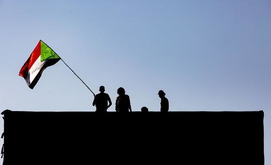 Un manifestant tenant le drapeau soudanais, à Khartoum, au Soudan.