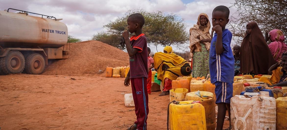 Des personnes attendent la distribution d'eau dans la région somalienne de l'Éthiopie, touchée par la sécheresse.