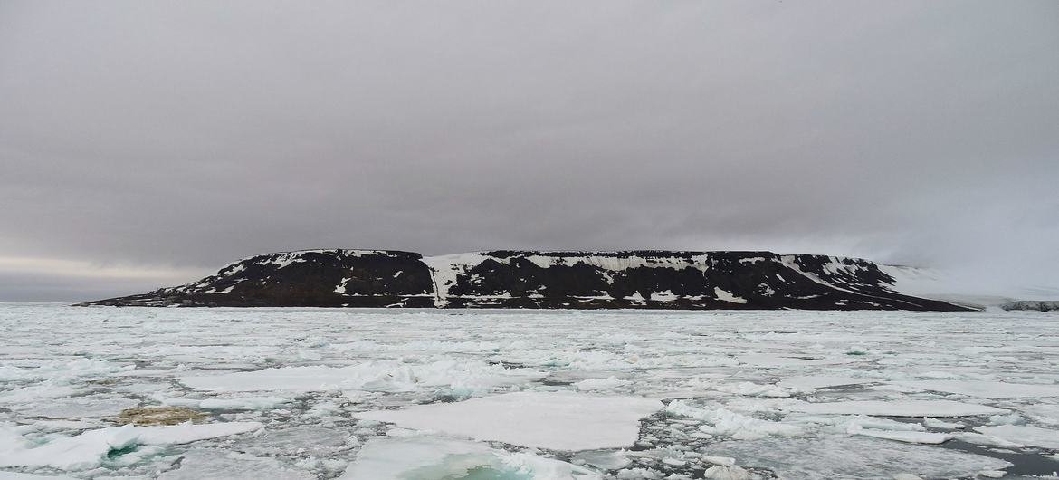 在格陵兰岛，冰盖正在加速融化。