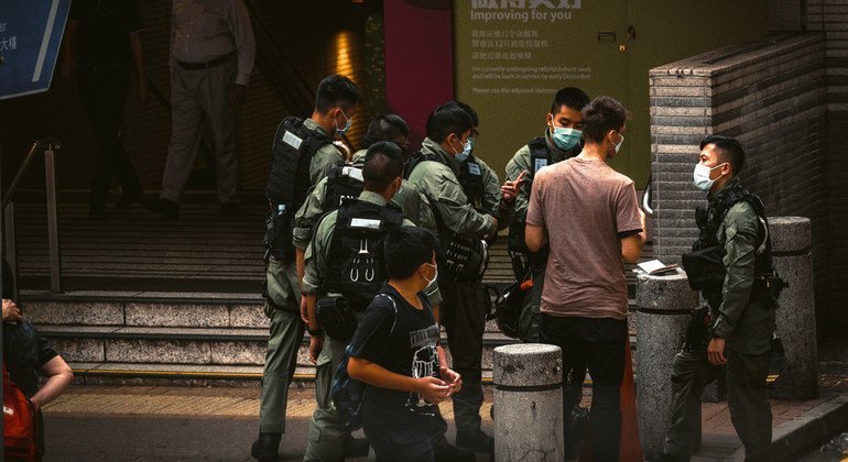 Policiais nas ruas de Hong Kong em outubro de 2020