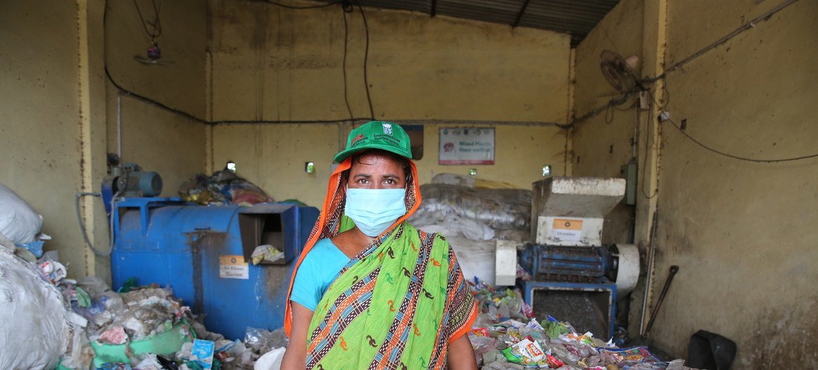 कंचन नेसा, भारत, के उत्तर प्रदेश में, गाज़ियाबाद शहर में एक सफ़ाई कर्मचारी हैं. पर्यावरण प्रदूषण से बचने के लिये, प्लास्टिक का उचित भण्डारण व निपटान ज़रूरी है