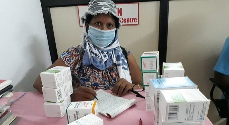 सेलिना डी कोस्टा गोवा मेडिकल कॉलेज के एंटीरेट्रोवाइरल थेरेपी सेंटर में एंटीरेट्रोवाइरल दवाएँ छाँट रही हैं.
