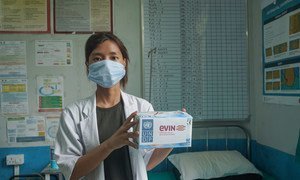 भारत के नागालैंड राज्य में, एक स्वास्थ्य कार्यकर्ता संयुक्त राष्ट्र विकास कार्यक्रम (यूएनडीपी) द्वारा दिया गया फेस मास्क दिखा रही हैं.