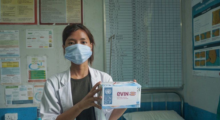 भारत के नागालैंड राज्य में, एक स्वास्थ्य कार्यकर्ता संयुक्त राष्ट्र विकास कार्यक्रम (यूएनडीपी) द्वारा दिया गया फेस मास्क दिखा रही हैं.
