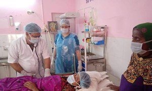 राजस्थान के जैसलमेर शहर में स्त्री रोग विशेषज्ञ डॉक्टर राजेंद्र और नर्स-दाई रुक्मणी कौर फ्रंटलाइन जैसे कार्यकर्ता यह सुनिश्चित करते हैं कि महामारी के दौरान ज़रूरतमंद लोगों की महत्वपूर्ण यौन और प्रजनन स्वास्थ्य सेवाओं तक पहुँच हो.  