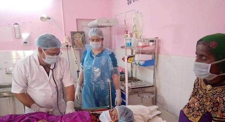 राजस्थान के जैसलमेर शहर में स्त्री रोग विशेषज्ञ डॉक्टर राजेंद्र और नर्स-दाई रुक्मणी कौर फ्रंटलाइन जैसे कार्यकर्ता यह सुनिश्चित करते हैं कि महामारी के दौरान ज़रूरतमंद लोगों की महत्वपूर्ण यौन और प्रजनन स्वास्थ्य सेवाओं तक पहुँच हो.  