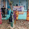संयुक्त राष्ट्र बाल कोष (यूनीसेफ़) के सलाहकार, डॉक्टर नीरज, भारत के गुजरात में चनोटा फाड़िया, ए-डब्ल्यू बारिया में, ममता दिवस (VHND) के अवसर पर, हाथ साफ़ करने की तकनीक और शारीरिक दूरी का पालन करने के फ़ायदे बताते हुए.
