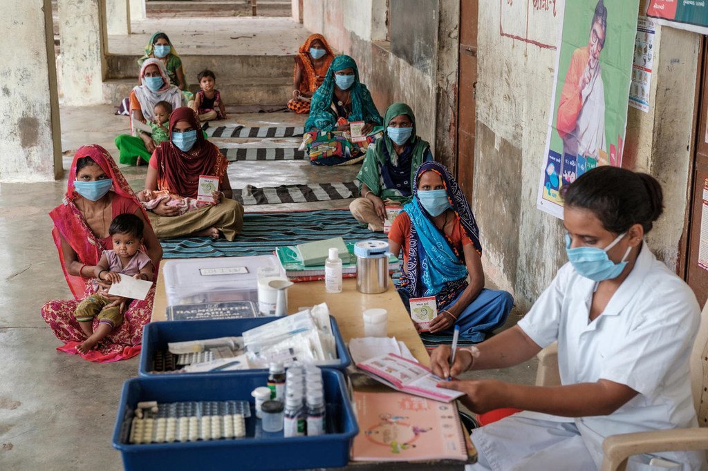 在印度古吉拉特邦的一个村庄，人们在健康和营养日接受疫苗注射和咨询。