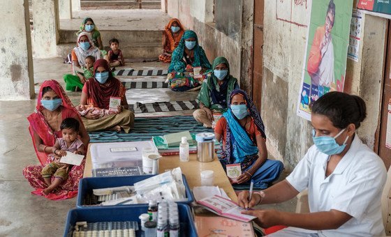 गुजरात में शारीरिक दूरी का पालन करते हुए, परिवारों को ग्राम स्वास्थ्य और पोषण दिवस पर टीकाकरण और परामर्श दिया जा रहा है.