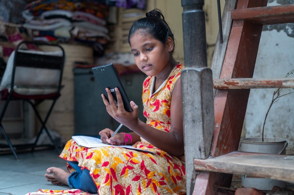 Ishika apprend par le biais de l'école en ligne, qui est devenue la nouvelle norme pour elle et environ 290 millions d'autres enfants en Inde, car les écoles ont fermé à cause de la Covid-19. 