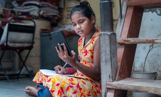 Menina na Índia estudando em casa devido a fechamento de escolas