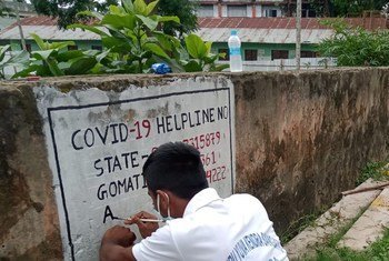 Un voluntario pinta un mural para una campaña de concienciación sobre la emergencia sanitaria del COVID-19