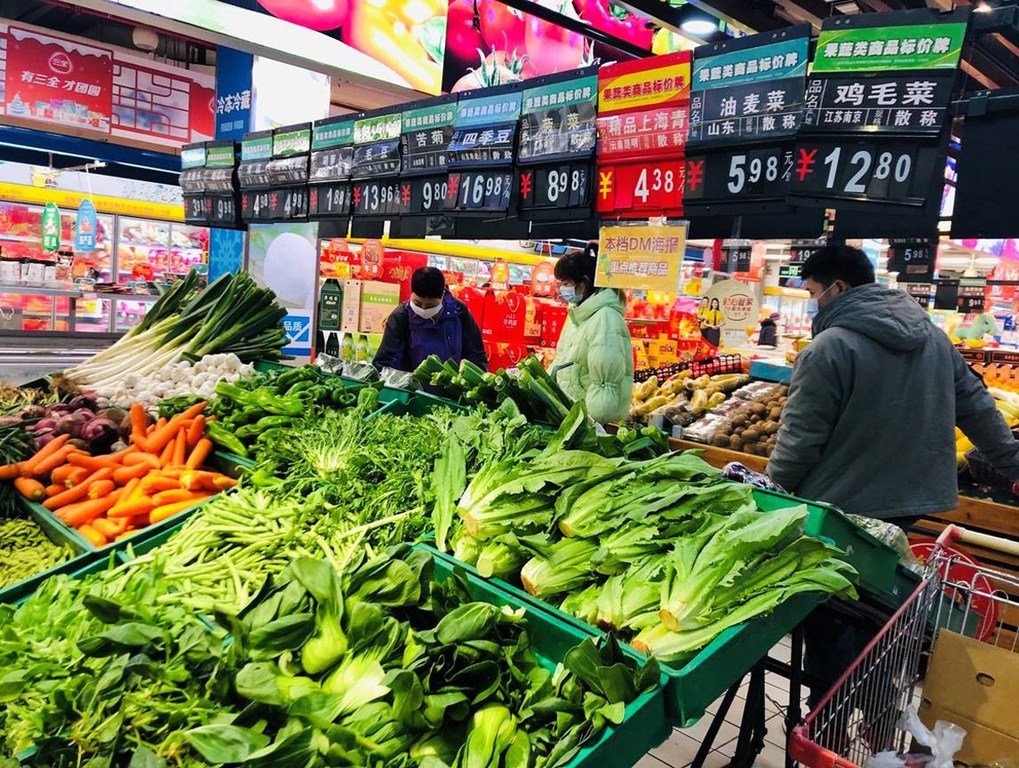中国东部南京市的一家超市里，人们戴口罩购物。