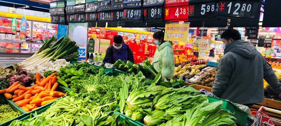 चीन के एक सुपरमार्केट में लोग मास्क पहन कर ख़रीदारी कर रहे हैं. 