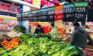 中国东部南京市的一家超市里，人们戴口罩购物。