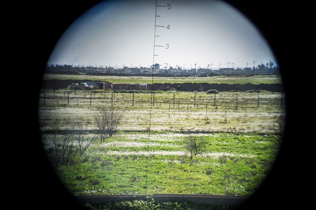 منظار قناص يراقب الخطوط الأمامية السابقة لداعش والتي تبعد 15 كيلومترا عن كركوك، العراق.