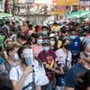 फ़िलिपीन्स के क्वियापो में कोविड-19 महामारी से बचाव के लिये लोगों ने फ़ेस मास्क पहना है.