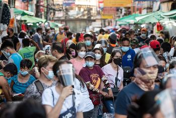 फ़िलिपीन्स के क्वियापो में कोविड-19 महामारी से बचाव के लिये लोगों ने फ़ेस मास्क पहना है.