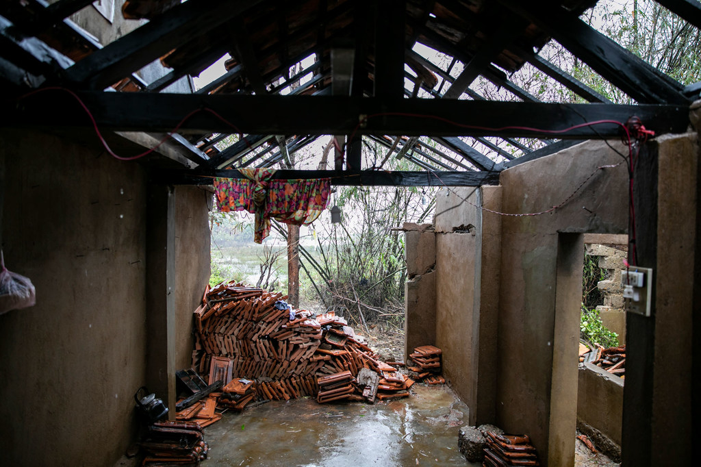 Una pareja de ancianos, gravemente afectada por la temporada de tormentas de este año en Vietnam, relatan su angustiosa experiencia, la inundación que sufrió su casa de una sola habitación.