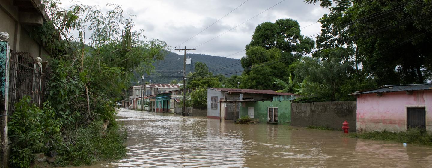 La calle principal del barrio de Eben Ezer, en el sector Chamelecon, se inundó después de la tormenta Iota, que dejó alrededor de 300 familias afectadas por más de diez días, en San Pedro Sula, Cortés (Honduras), en noviembre de 2020.