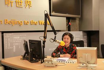 戴蔚然在北京外语广播直播间做节目
