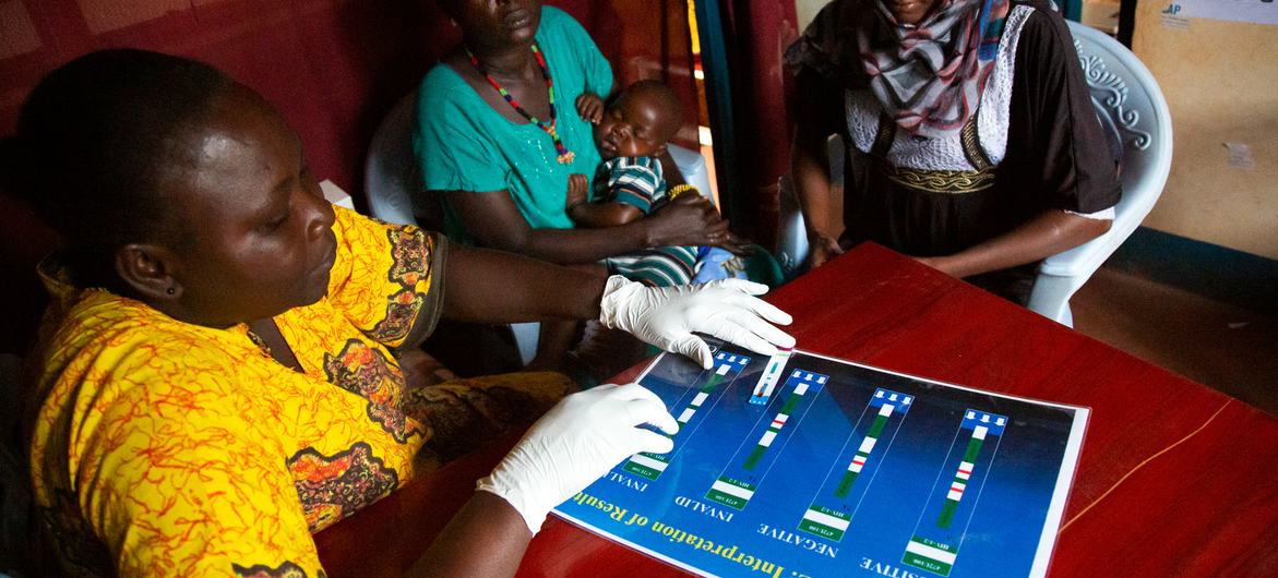 一名妇女在南苏丹瓦乌的一家医院接受艾滋病毒检测。