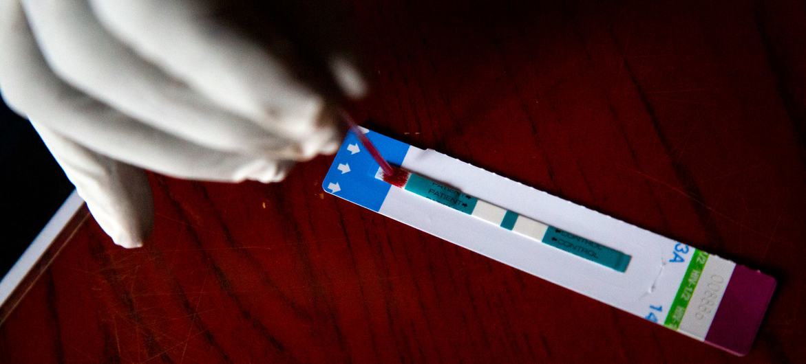 Une infirmière procède à un test du VIH dans un hôpital à Wau, au Soudan du Sud.