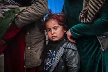 Des mères déplacées avec leurs enfants font la queue devant une clinique mobile dans la ville de Hasakeh, dans le nord-est de la Syrie.