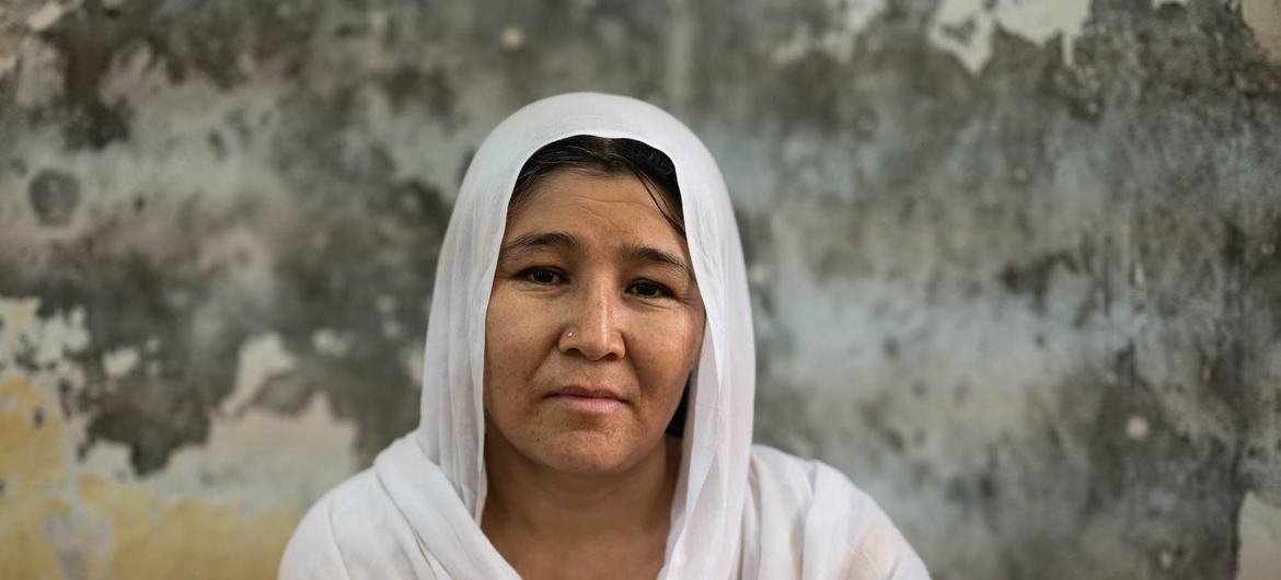 46 वर्षीय अफ़ग़ान शरणार्थी, ज़हरा शफ़ाई को भी कोविड-19 से बचाव के लिये टीका लगाया गया है.