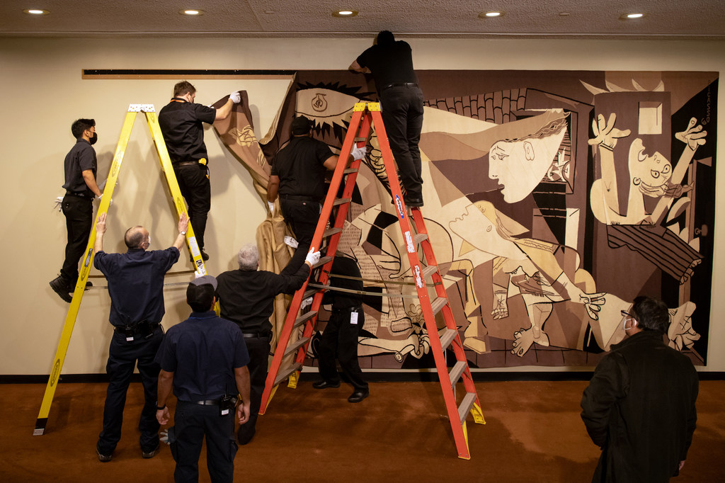 El tapiz del "Guernica" de Picasso vuelve a la sede de la ONU, en Nueva York.