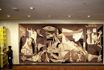 El icónico tapiz del "Guernica" de Picasso vuelve a las paredes de la sede de las Naciones Unidas en Nueva York.