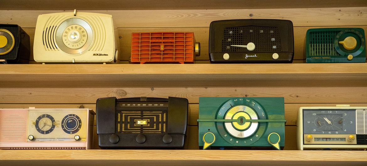 Anciennes radios exposées au Chihuly Glass Museum, à Seattle, aux États-Unis.
