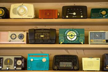 Aparelhos de rádio no Museu Chihuly Glass, em Seattle, Estados Unidos. 