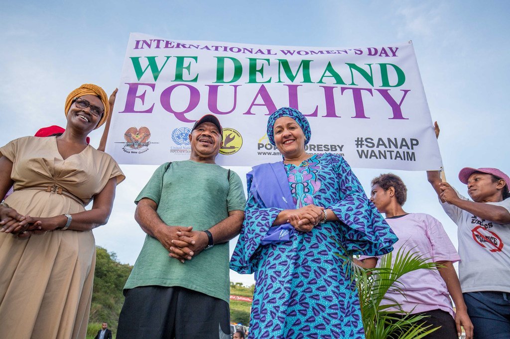 La Vice-Secrétaire générale de l'ONU, Amina Mohammed (centre droit), participe à la célébration de la Journée des femmes à Port Moresby, en Papouasie-Nouvelle-Guinée.