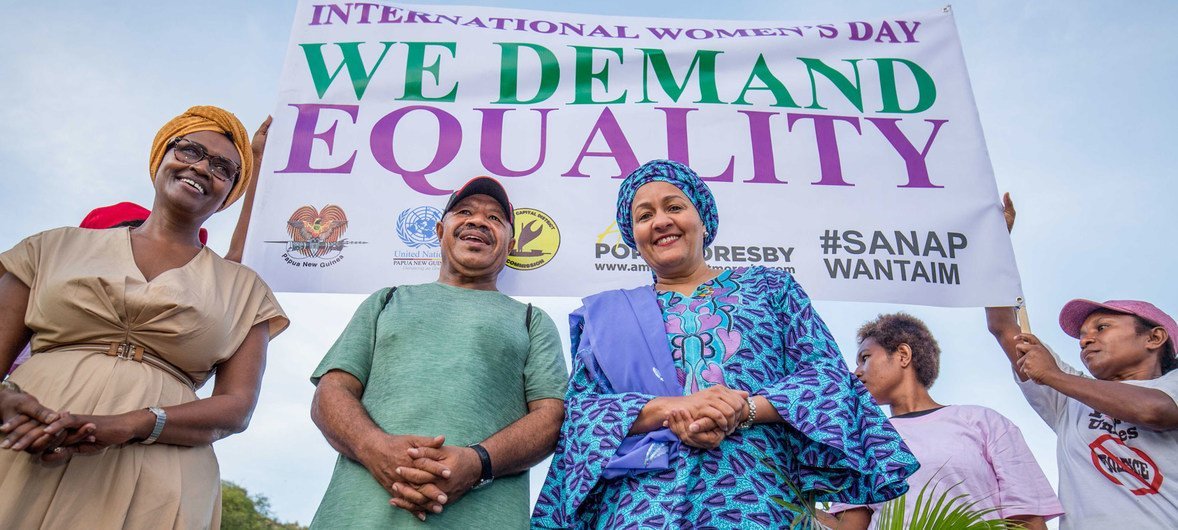 संयुक्त राष्ट्र की उप महासचिव आमिना जो मोहम्मद (मध्य दाएँ) पपुआ न्यू गिनी के पोर्ट मोरेस्बी में 8 मार्च को अंतरराष्ट्रीय महिला दिवस के मौक़े पर निकाले गए एक जुलूस में हिस्सा लेते हुए.