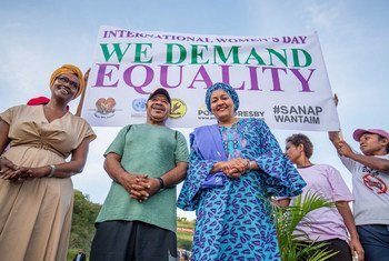 联合国常务副秘书长阿米娜·穆罕默德（Amina Mohammed）（右中）在巴布亚新几内亚的莫尔兹比港参加游行，以庆祝国际妇女节。