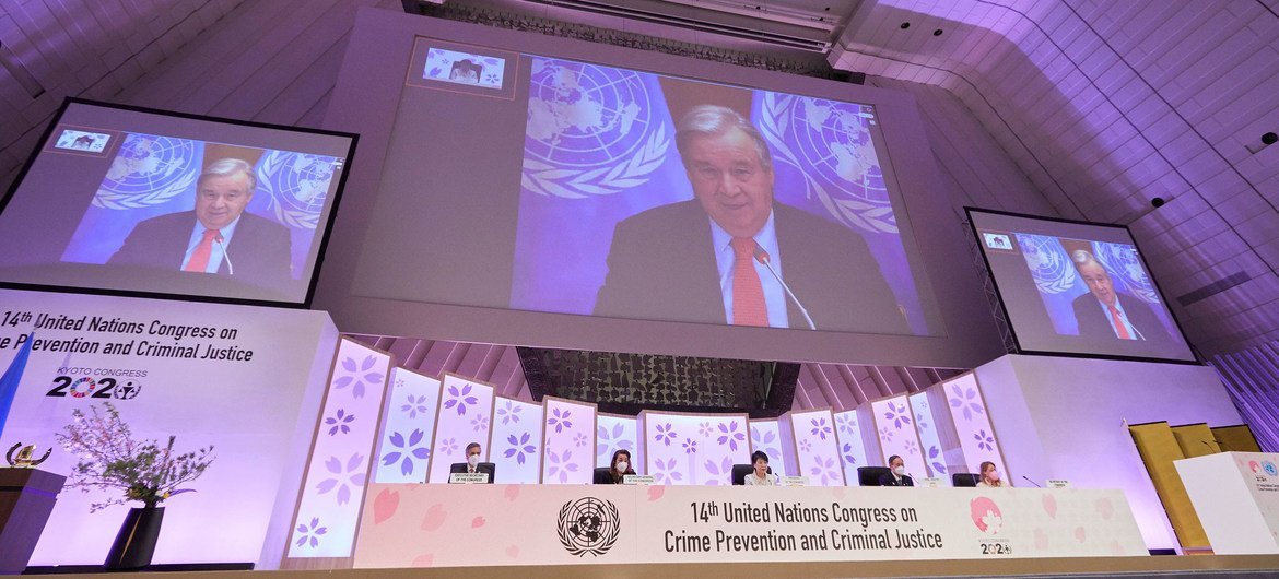الأمين العام للأمم المتحدة أنطونيو غوتيريش يلقي كلمة في افتتاح مؤتمر الأمم المتحدة الرابع عشر لمنع الجريمة والعدالة الجنائية، عبر تقنية الفيديو.