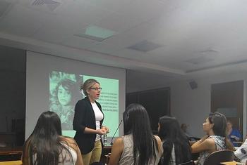 女权学者普里西尔.安克蒂尔在哥伦比亚做讲座