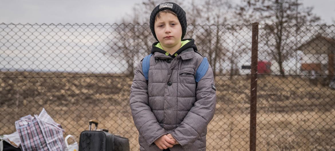 Este niño ucraniano de siete años de Chernivtsi cruzó la frontera con Rumanía acompañado de su abuela.