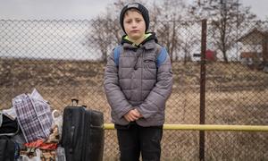 Este niño ucraniano de siete años de Chernivtsi cruzó la frontera con Rumanía acompañado de su abuela.
