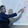 На брифинге в Вене Рафаэль Гросси, Генеральный директор МАГАТЭ, указывает на карту, где расположена Запорожская атомная электростанция в Украине.