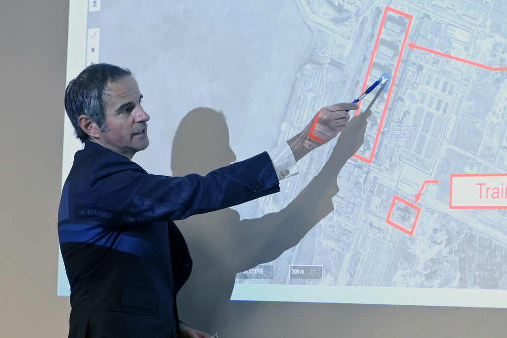 El Director General del OIEA, Rafael Mariano Grossi, señala en un mapa la central nuclear de Zaporizhzhia, en Ucrania, durante una rueda de prensa en Viena.