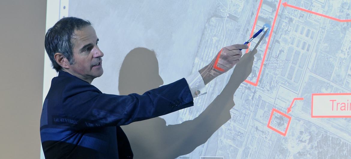 На брифинге в Вене Рафаэль Гросси, Генеральный директор МАГАТЭ, указывает на карту, где расположена Запорожская атомная электростанция в Украине.