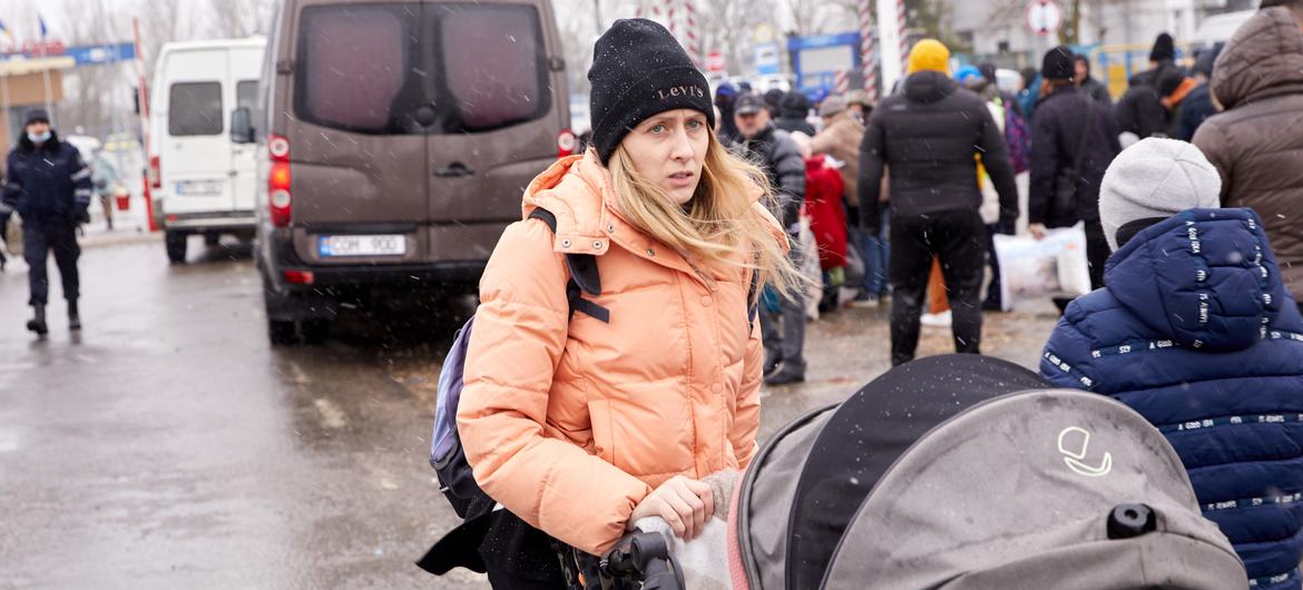 Une femme fuit l'Ukraine avec son enfant, cherchant refuge en Moldavie.