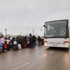 Беженцы из Украины ждут автобуса, чтобы отправиться в Румынию. 