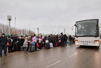 Беженцы из Украины ждут автобуса, чтобы отправиться в Румынию. 