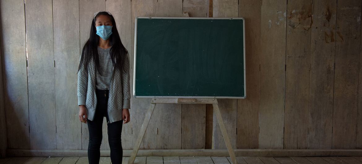 Seorang gadis tujuh belas tahun berdiri di ruang kelasnya di sekolah di Nagaland, India.