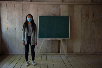 Menina de dezessete anos em sala de aula na escola em Nagaland, Índia