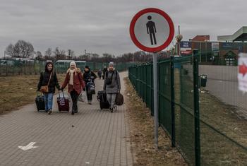 Refugiados ucranianos cruzando la frontera de Medyka en Polonia.